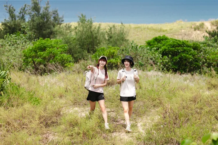 安娜、卡洛琳選擇以徒步健行的方式為活動暖身。品牌提供
