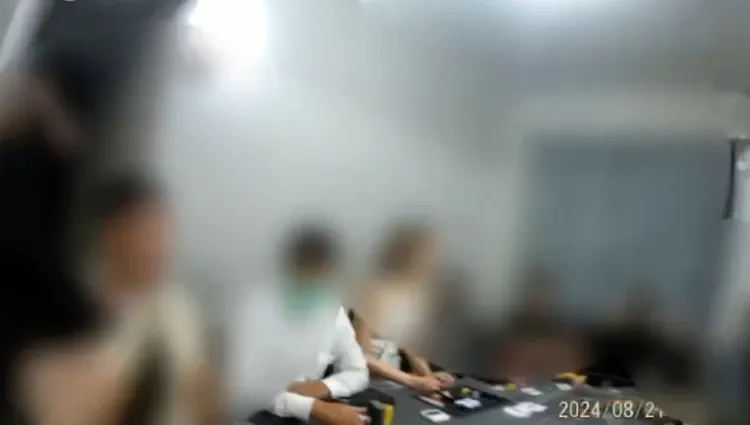 該賭場以女荷官（中）吸引賭客。警方提供