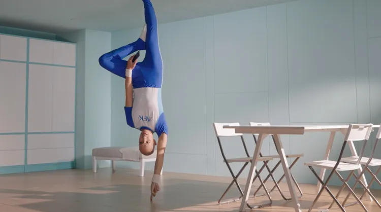 黃宣代言手遊挑戰單手倒立。《劍與遠征：啟程》提供