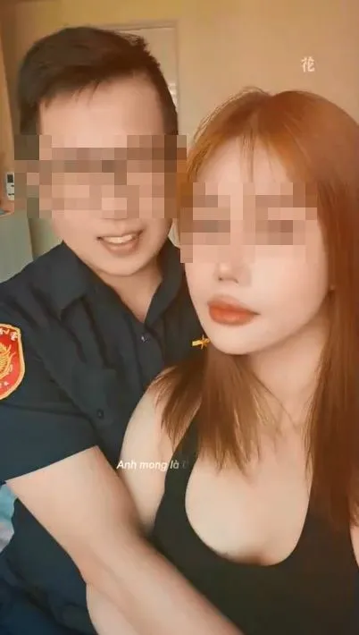 裴女將自己與穿警察制服男友的親密照上傳抖音。翻攝抖音