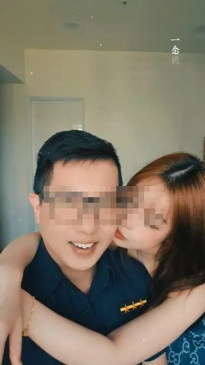 裴女將自己與穿警察制服男友的親密照上傳抖音。翻攝抖音
