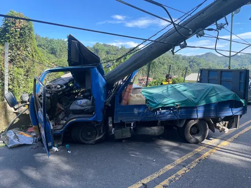 南投小貨車撞斷電線桿 駕駛撿東西釀禍!魚池鄉431戶停電搶修中