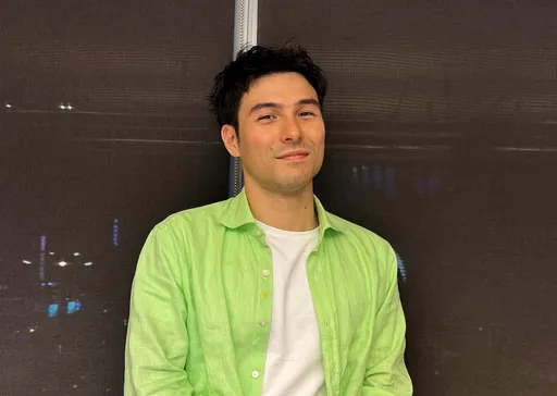 鳳小岳愛意不藏了 猛捶心儀偶像數十拳眼裡都是愛