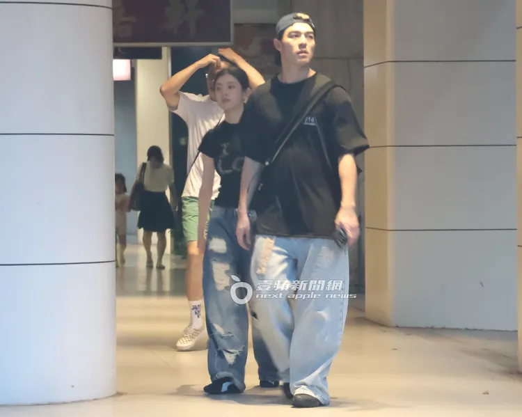 詹子萱（左）緊跟在陳昊森身旁黏TT。特勤中心攝