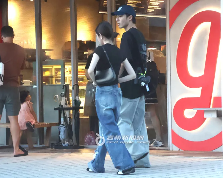 「小金城武」陳昊森（右）時不時與身旁詹子萱話家常，看得出兩人關係不錯。特勤中心攝