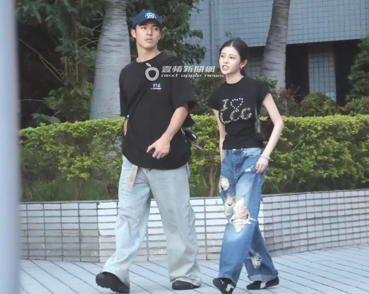 詹子萱（右）與陳昊森漫步東區街頭，兩人看似無話不談。特勤中心攝