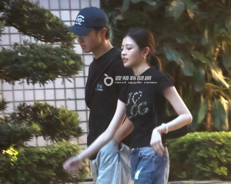 詹子萱（右）和合作過2年的陳昊森漫步仁愛圓環約會，越走越近。特勤中心攝