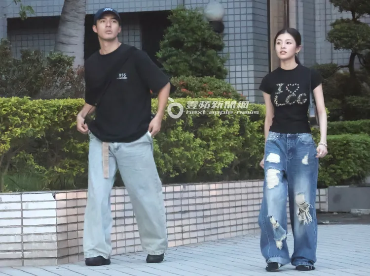 陳昊森與詹子萱穿著情侶裝在仁愛圓環約會逛街，郎才女貌很速配。特勤中心攝