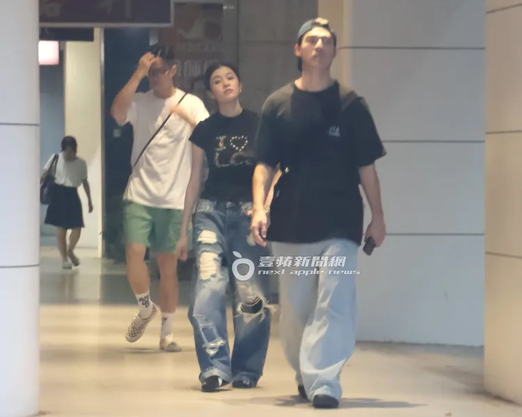 陳昊森（右）與詹子萱穿著情侶裝散步。特勤中心攝