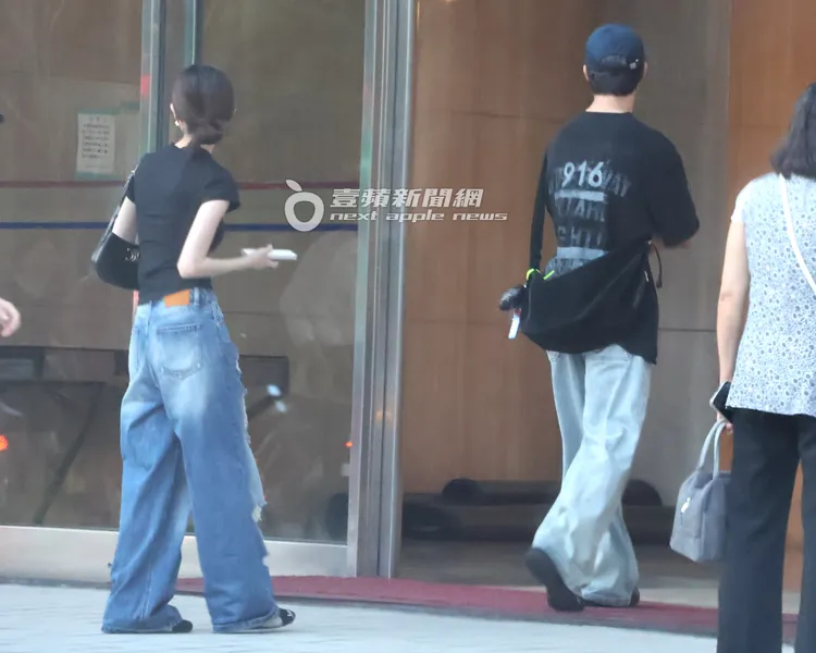 陳昊森（右）與詹子萱在仁愛圓環晃了好幾圈後，走進診所林立的環球企業大樓。特勤中心攝