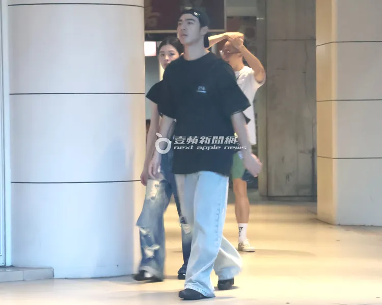 陳昊森（右）與詹子萱並肩在仁愛路圓環徘徊。特勤中心攝