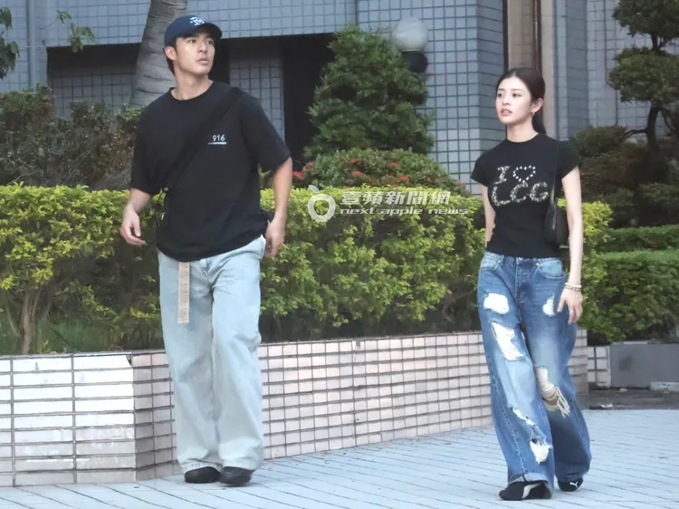 詹子萱（右）跟陳昊森在仁愛圓環找路，上演迷航記。特勤中心攝