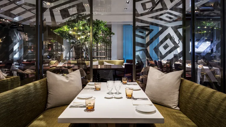 台北文華東方酒店擁有開放式廚房，賓客可在典雅時髦的空間中，輕鬆享用道地義大利菜餚。業者提供