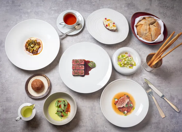 為了讓賓客盡情享受新季節美饌，「Bencotto」亦推出了四道式套餐和五道式套餐，價格分別為2980元+10%和3480元+10%，「燉煮小章魚、辣味番茄鯷魚醬、淡菜、巴西里洋芋、山椒粉」。業者提供