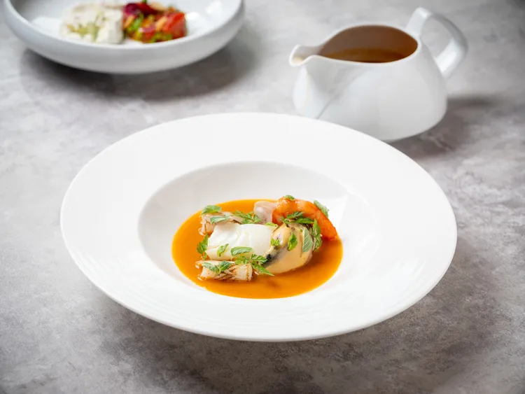 「傳統托斯卡納海鮮湯、海鱸魚、蛤蜊、淡菜、透抽、大蝦」這道極具代表性的托斯卡納海鮮湯，主廚嚴選時令海鮮，感受湯汁的柔順細膩，於口中綻放鮮甜滋味。業者提供