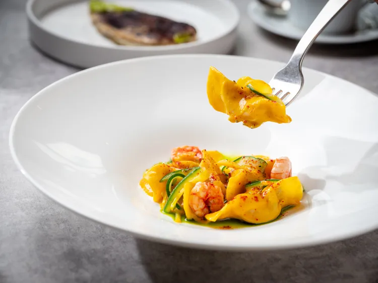 「大蝦麵餃、櫛瓜、辣味黃番茄醬、巴西里」在義大利常見的麵餃，主廚加入巧思，創意源自於台式水餃常見的蝦肉內餡，其中並添入檸檬皮的清香，將台灣風情以義式風格美味呈現。業者提供