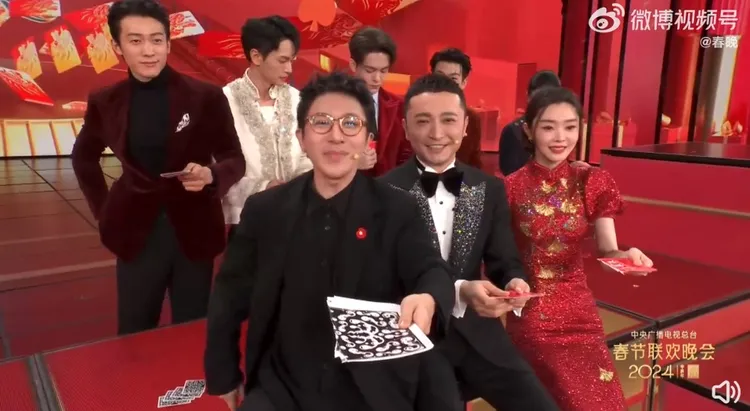 劉謙（前排左起）今年上春晚，帶領男星「尼格買提」及女星宋軼一起變魔術。翻攝央視