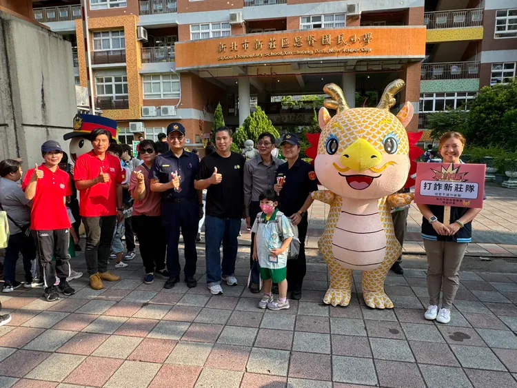 新莊分局請來龍年娃娃，於開學日在思賢國小執行護童勤務。警方提供