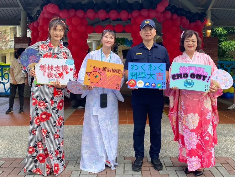 林口分局警員分穿多國服飾迎開學。警方提供