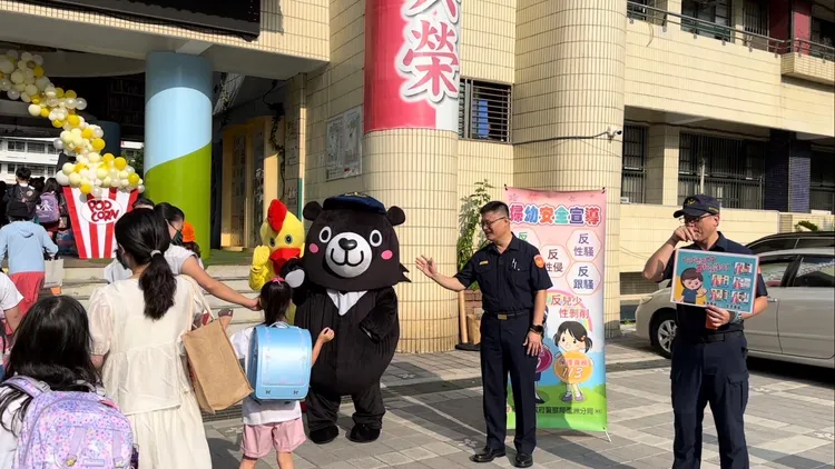蘆洲分局請出台灣黑熊娃娃佔校門口，與學生們親切互動。警方提供