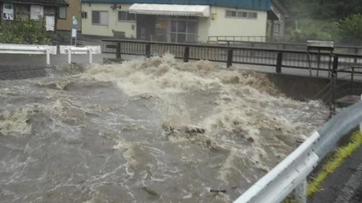 久慈市河水暴漲。翻攝自X @84kmck2