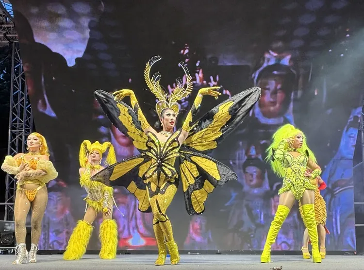 變裝皇后妮妃雅在巴黎文化奧運台灣館表演。中央社