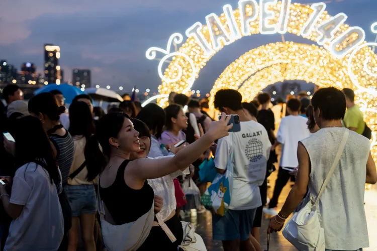 「水岸光廊」是大稻埕夏日節的限定裝置藝術。北市府觀光局提供