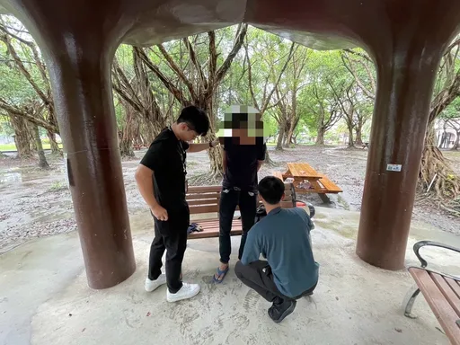 通緝犯四處躲藏卻報案「黑衣人上門」 警到公園逮人他還呼呼大睡