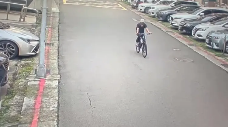 黃男騎單車四處躲藏。警方提供