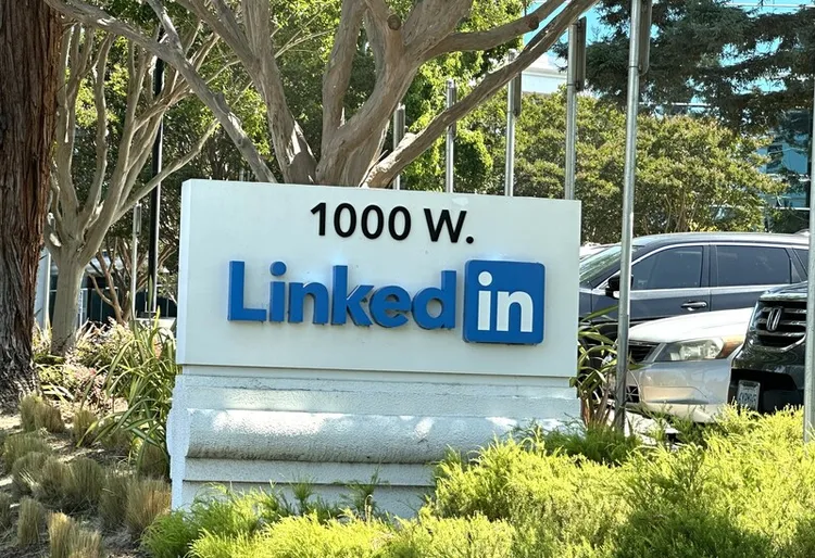 科技公司密集的加州舊金山灣區，儘管AI、電動車、綠能產業釋出不少機會，但裁員消息也從未間斷，社交求職平台經常看到有人分享遭公司解雇的近況。中央社