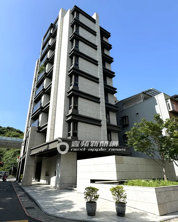 製作人孫樂欣跟老婆鍾欣怡搬到捷運文德站附近，總價4千萬的「文德苑」就近照顧媽媽。特勤中心攝