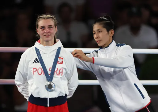 遭波蘭妹PO圖嘲諷 林郁婷不計較!頒獎「暖幫拉衣領」被讚:金牌氣度