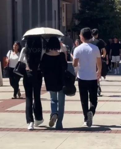 小S（中）與老公陪著女兒到南加大報到。翻攝yoreumiskul小紅書