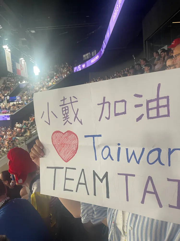 民眾加油海報遭工作人員沒收。讀者提供