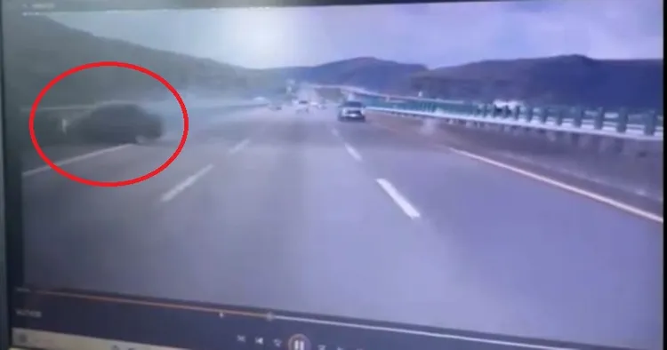 TOYOTA轎車擦撞內側護欄後又撞到外側護欄。翻攝「爆料公社公開版」