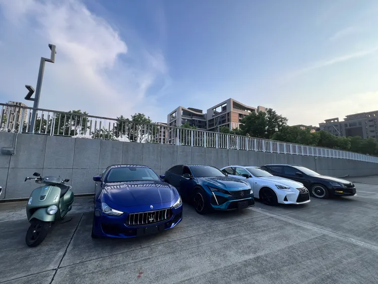 警方一併查獲6輛懸掛假車牌的汽機車。民眾提供