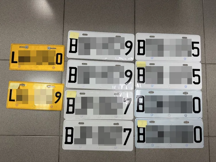 這次行動共查扣偽造汽車車牌6組共12面、大型重機車牌3面。民眾提供