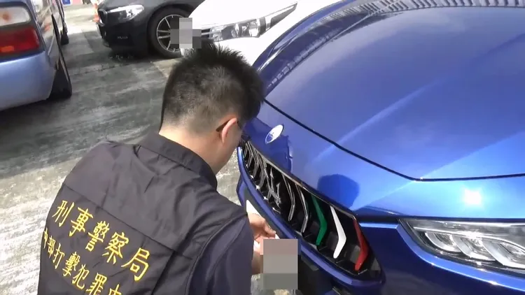 警方查獲懸掛假車牌的車輛。民眾提供