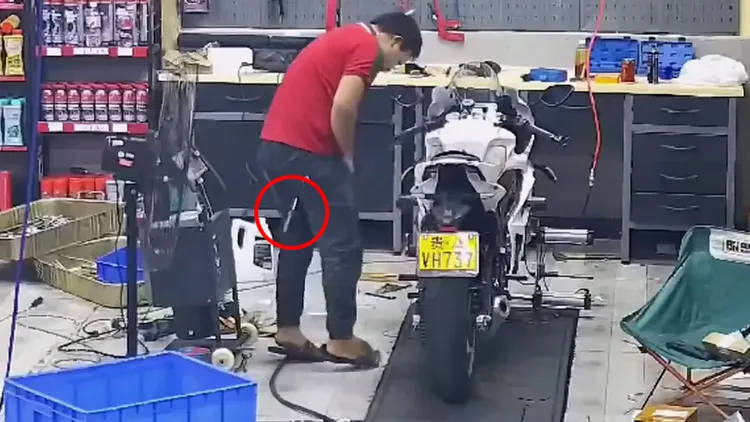 修車師傅痛苦起身時，螺絲起子還插在身上。翻攝自X