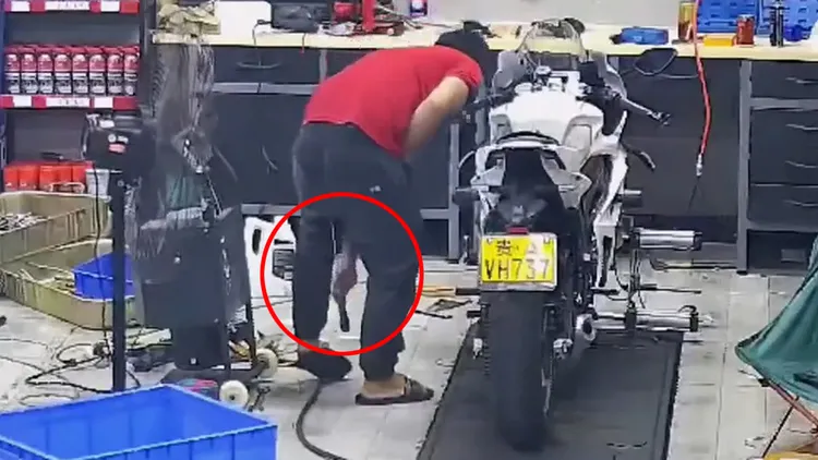 修車師傅將螺絲起子拔出身體。翻攝自X