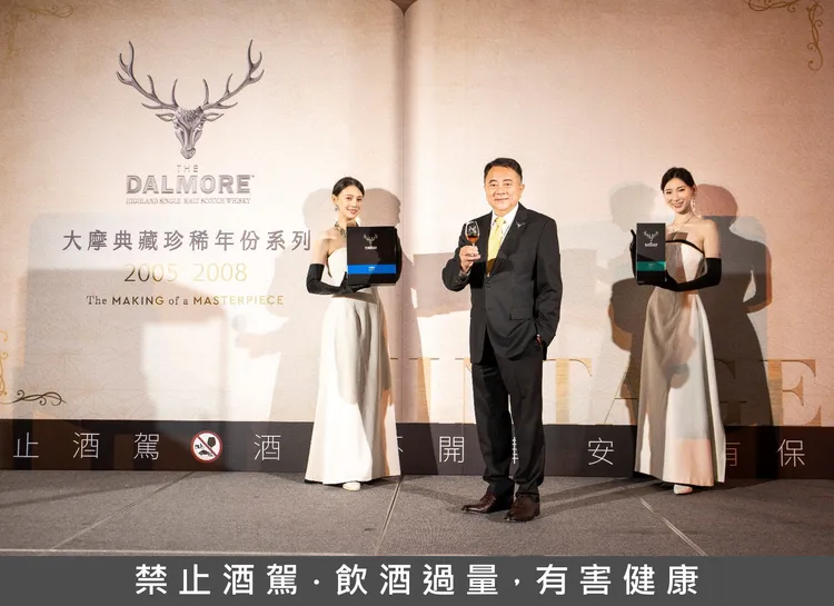 大摩獨家代理尚格酒業董事長奚大寧（中）揭示全新限量酒款「大摩典藏珍稀年份系列Vintages 2005 ＆ 2008」