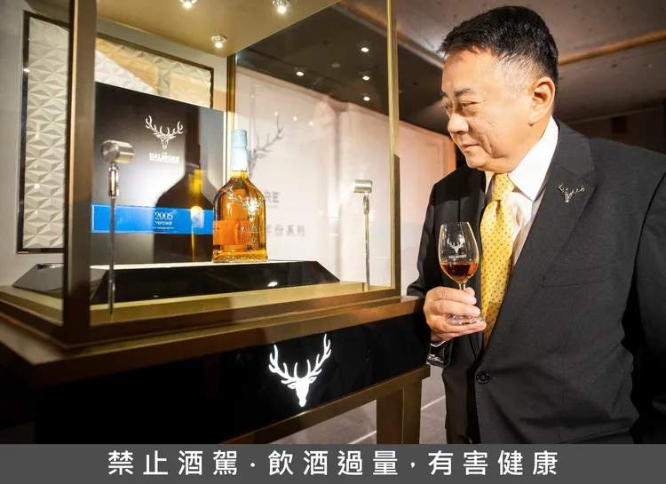 大摩獨家代理的尚格酒業董事長奚大寧與台灣獨家手工打造、附有Riedel威士忌對杯的精緻「大摩典藏珍稀年份系列Vintages 2005」奢藏木盒