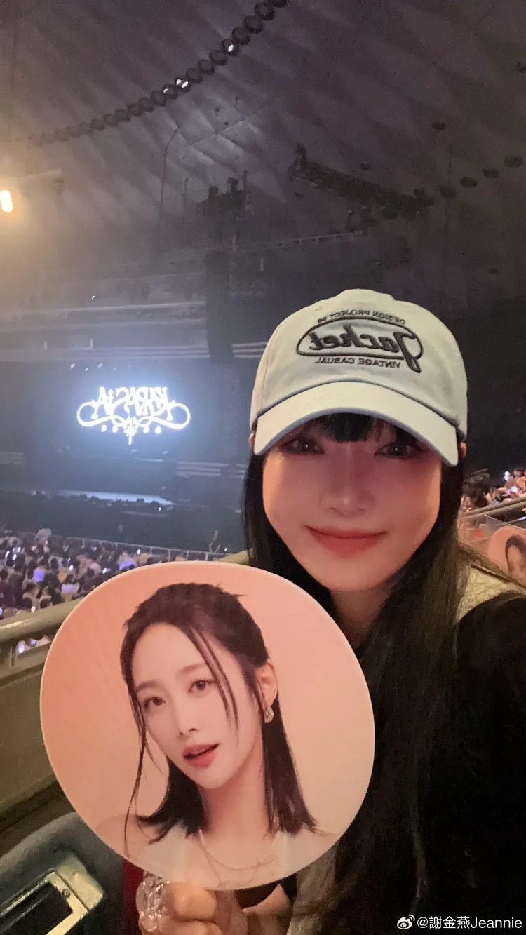 謝金燕拿著妮可的應援扇。翻攝謝金燕微博