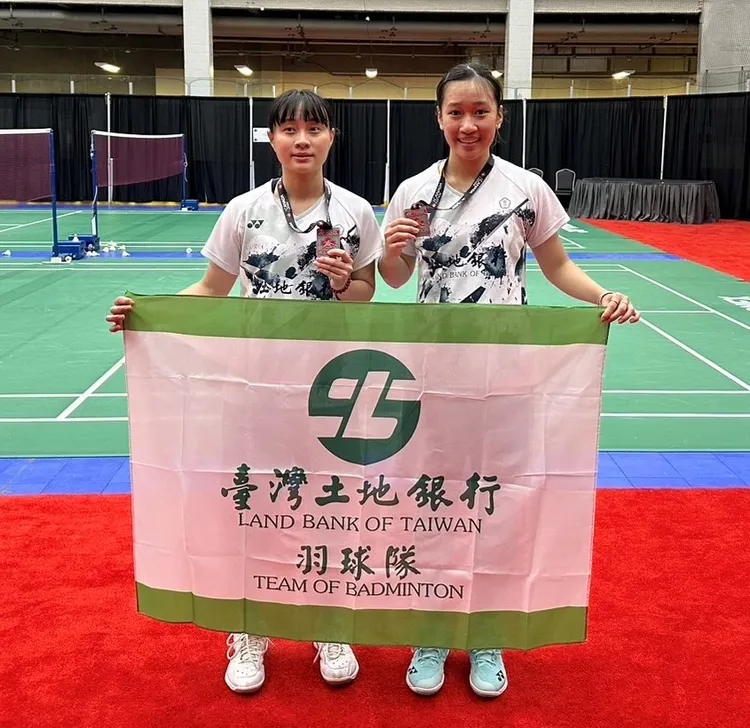 土地銀行羽球女雙小將林芝昀(左)、許尹鏸(右)繼波蘭挑戰賽奪金後，近日又奪得2024加拿大超級500公開賽女雙銀牌。土銀提供