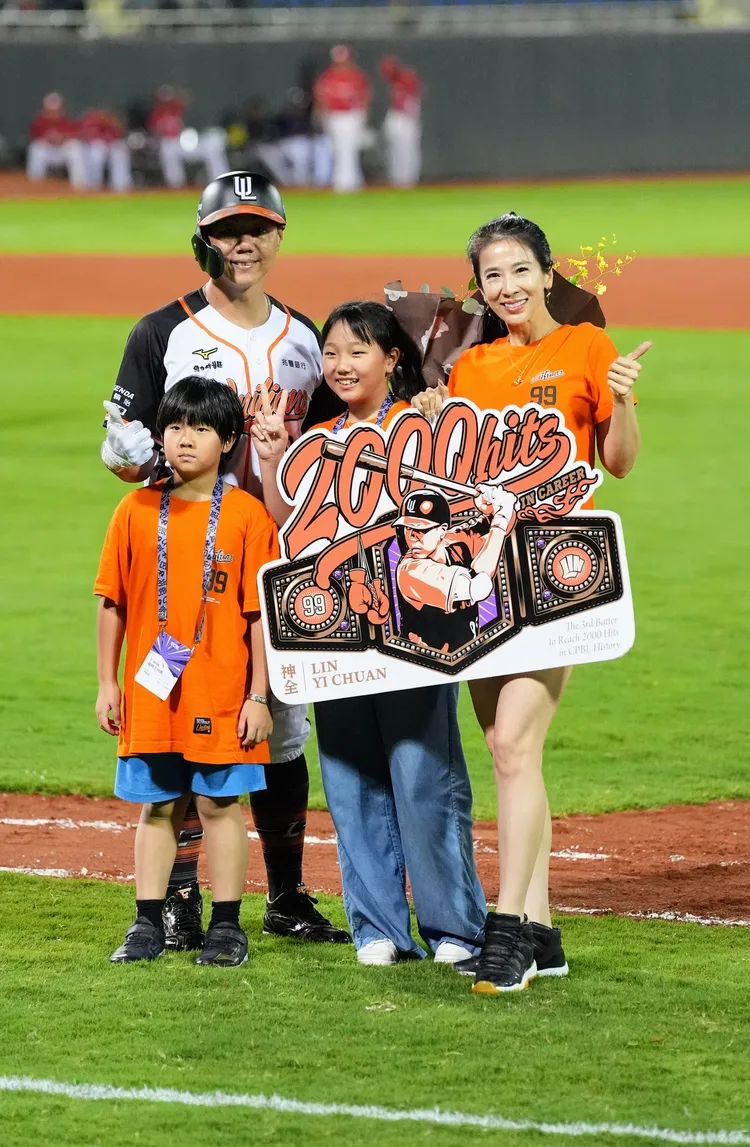 林益全全家福。統一獅臉書