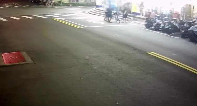 2名少年當街欺負老人。警方提供