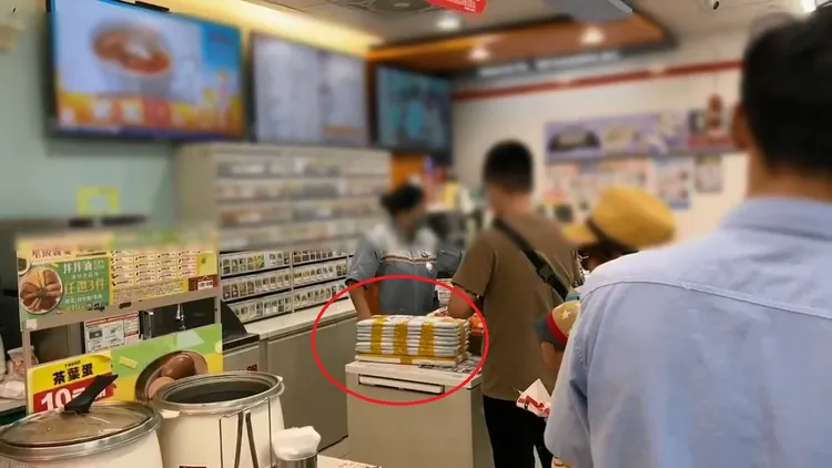 警方在超商查扣正準備寄出的假車牌。民眾提供