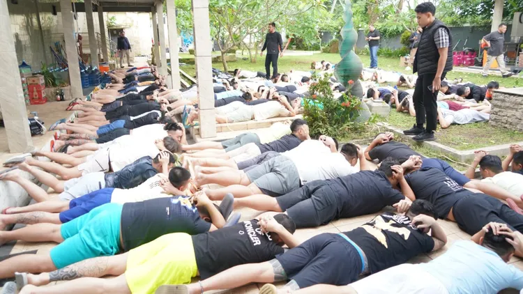 檢警一查20人中的18人6月時被印尼執法單位逮捕，因涉及網路詐騙等案，被遣送回台。翻攝viva.co.id