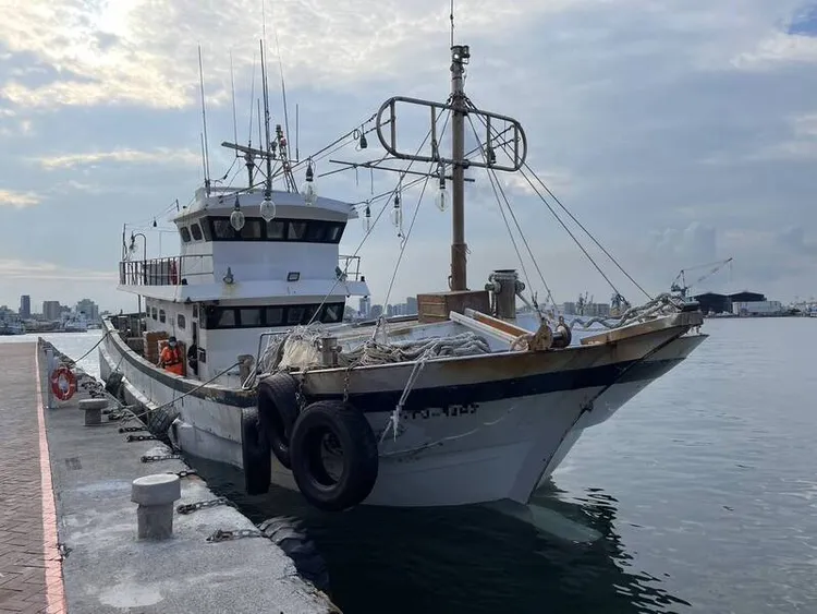 海巡人員在漁船找到20名男女，其中18人涉及一起海外詐騙案件。資料照片