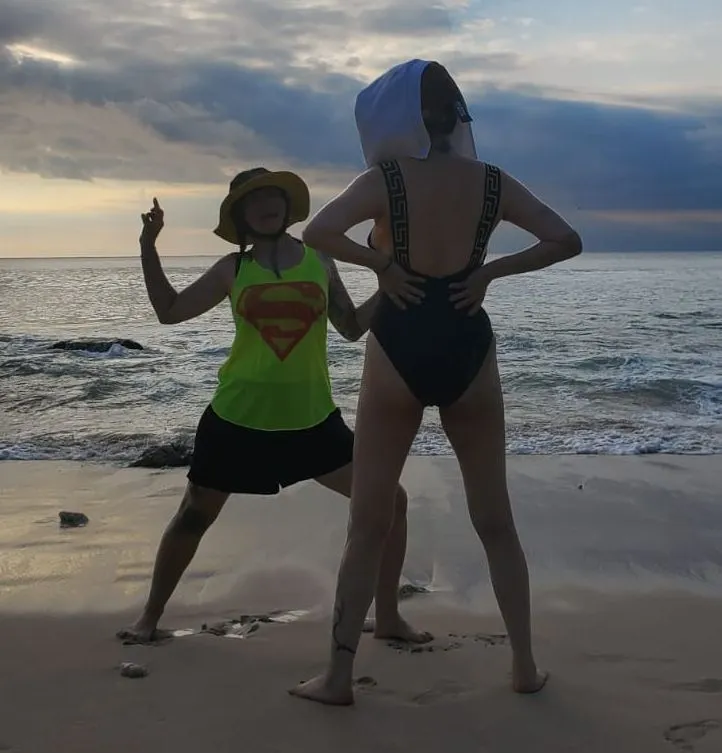 藍心湄（右）側露豪乳。翻攝藍心湄臉書